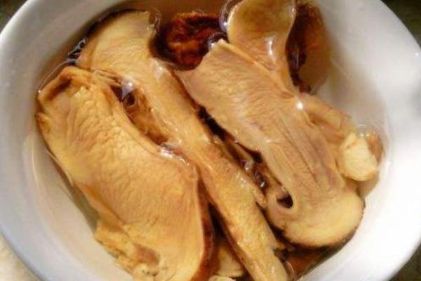 松茸和松露的区别，科属、形态和产地均不同