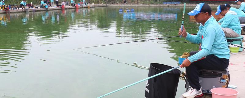 钓鱼时怎么打窝，可直接用手抛投或使用打窝器