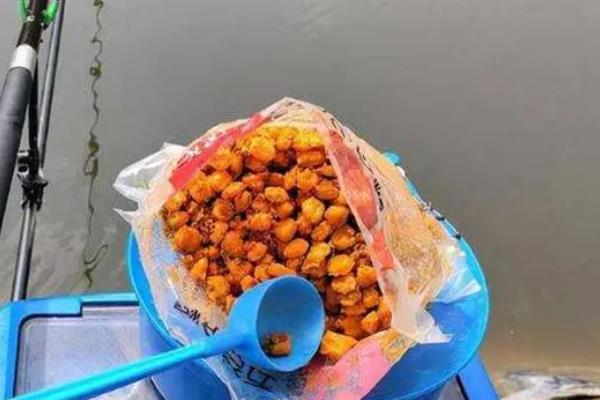 钓鱼时怎么打窝，可直接用手抛投或使用打窝器