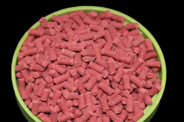 钓鱼时怎么打窝，可直接用手抛投或使用打窝器