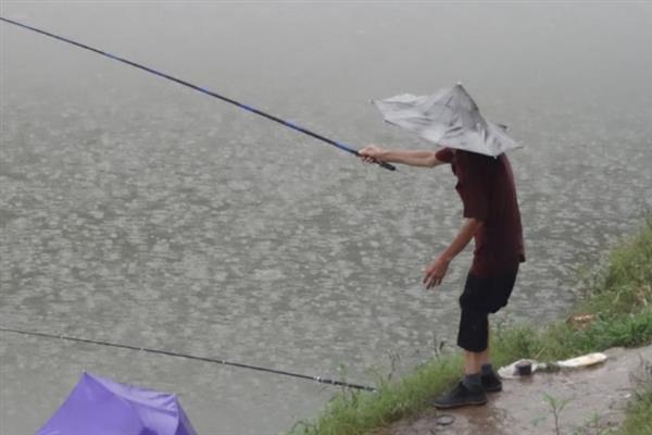 大风天气鱼在深水还是浅水，鱼儿会进入到深水中